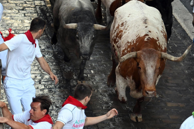Fotos del sexto encierro de San Fermín con toros de Escolar. |
