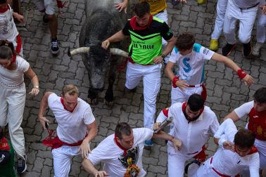 Fotos del sexto encierro de San Fermín con toros de Escolar. |
