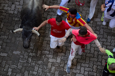 Fotos del sexto encierro de San Fermín con toros de Escolar. |
