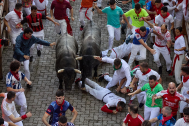 Fotos del sexto encierro de San Fermín con toros de Escolar. |