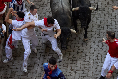 Fotos del sexto encierro de San Fermín con toros de Escolar. |