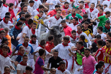 Fotos del sexto encierro de San Fermín con toros de Escolar. |