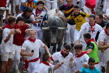 Fotos del sexto encierro de San Fermín con toros de Escolar. |