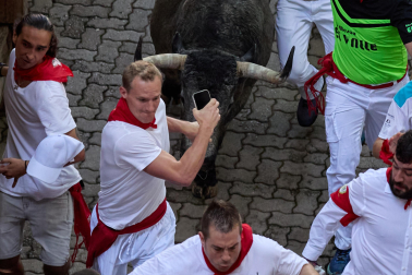 Fotos del sexto encierro de San Fermín con toros de Escolar. |