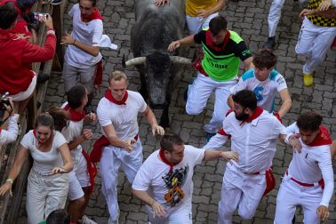 Fotos del sexto encierro de San Fermín con toros de Escolar. |