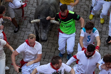Fotos del sexto encierro de San Fermín con toros de Escolar. |
