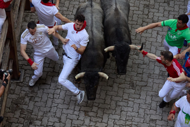 Fotos del sexto encierro de San Fermín con toros de Escolar. |