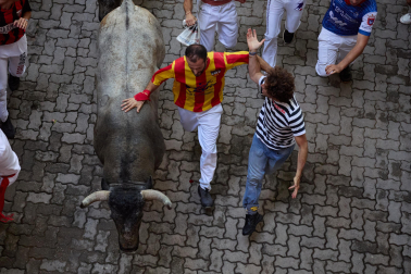 Fotos del sexto encierro de San Fermín con toros de Escolar. |