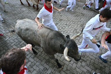 Fotos del sexto encierro de San Fermín con toros de Escolar. |