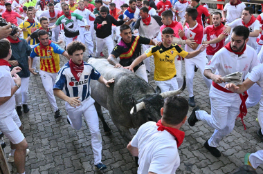 Fotos del sexto encierro de San Fermín con toros de Escolar. |
