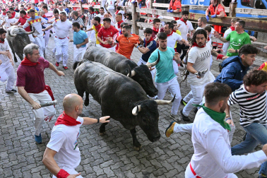 Fotos del sexto encierro de San Fermín con toros de Escolar. |