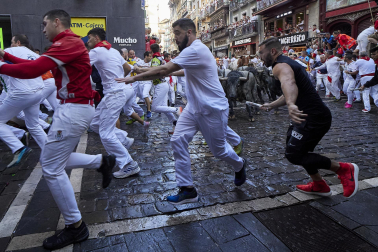 Fotos del sexto encierro de San Fermín con toros de Escolar. |