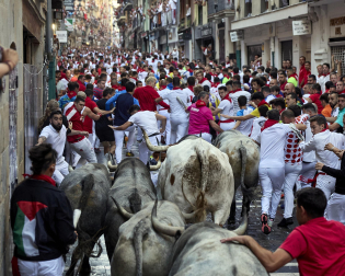 Fotos del sexto encierro de San Fermín con toros de Escolar. |