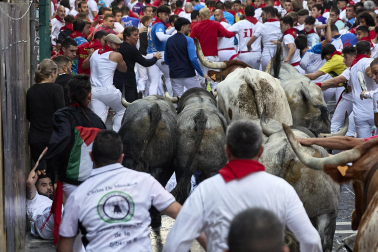 Fotos del sexto encierro de San Fermín con toros de Escolar. |