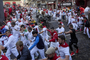 Fotos del sexto encierro de San Fermín con toros de Escolar. |