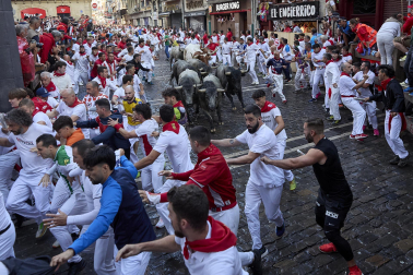 Fotos del sexto encierro de San Fermín con toros de Escolar. |