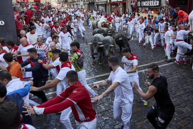 Fotos del sexto encierro de San Fermín con toros de Escolar. |