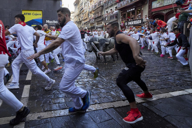 Fotos del sexto encierro de San Fermín con toros de Escolar. |
