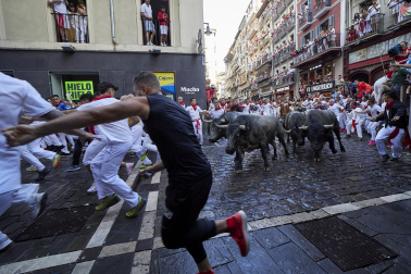 Fotos del sexto encierro de San Fermín con toros de Escolar. |