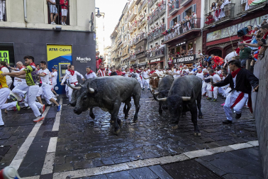 Fotos del sexto encierro de San Fermín con toros de Escolar. |