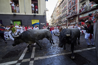 Fotos del sexto encierro de San Fermín con toros de Escolar. |