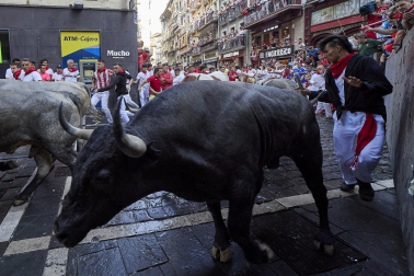 Fotos del sexto encierro de San Fermín con toros de Escolar. |