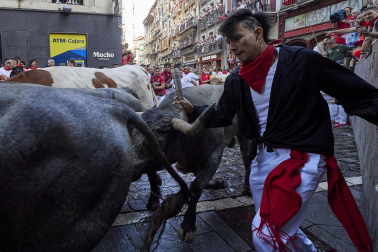Fotos del sexto encierro de San Fermín con toros de Escolar. |
