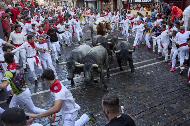 Fotos del sexto encierro de San Fermín con toros de Escolar. |