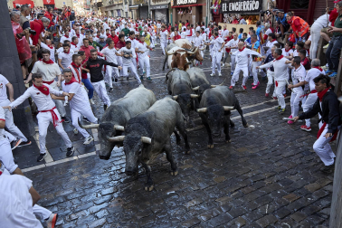 Fotos del sexto encierro de San Fermín con toros de Escolar. |