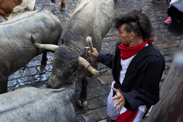 Fotos del sexto encierro de San Fermín con toros de Escolar. |