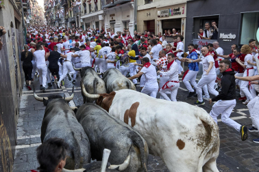 Fotos del sexto encierro de San Fermín con toros de Escolar. |