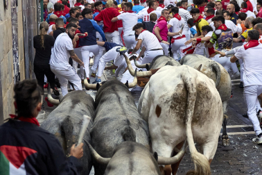 Fotos del sexto encierro de San Fermín con toros de Escolar. |