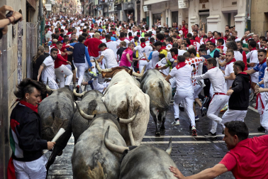 Fotos del sexto encierro de San Fermín con toros de Escolar. |