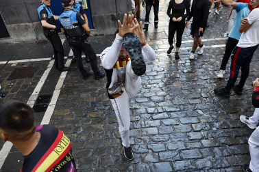 Fotos del sexto encierro de San Fermín con toros de Escolar. |
