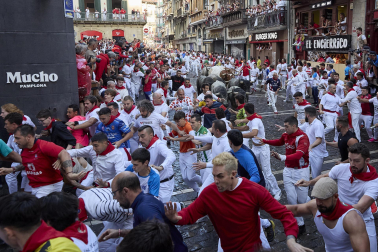Fotos del sexto encierro de San Fermín con toros de Escolar. |