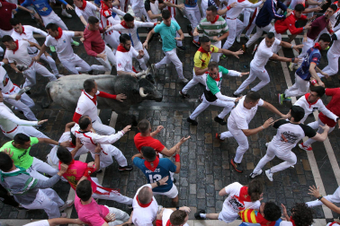 Fotos del sexto encierro de San Fermín con toros de Escolar. |