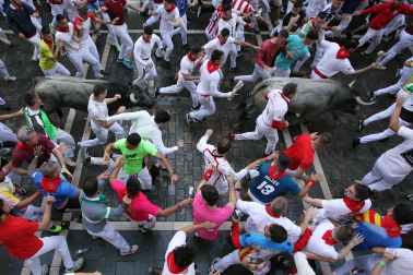 Fotos del sexto encierro de San Fermín con toros de Escolar. |