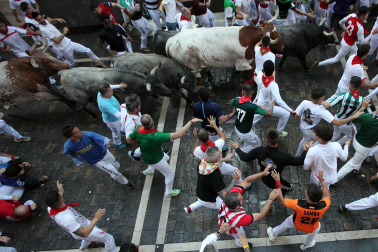 Fotos del sexto encierro de San Fermín con toros de Escolar. |