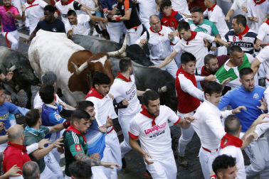 Fotos del sexto encierro de San Fermín con toros de Escolar. |