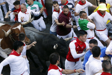 Fotos del sexto encierro de San Fermín con toros de Escolar. |