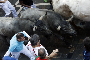 Fotos del sexto encierro de San Fermín con toros de Escolar. |