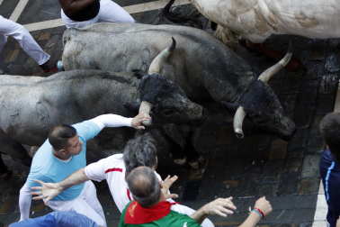 Fotos del sexto encierro de San Fermín con toros de Escolar. |