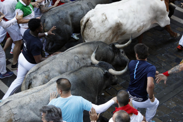 Fotos del sexto encierro de San Fermín con toros de Escolar. |