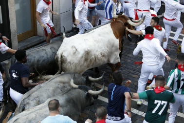 Fotos del sexto encierro de San Fermín con toros de Escolar. |