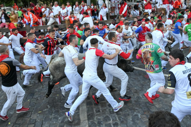 Fotos del sexto encierro de San Fermín con toros de Escolar. |