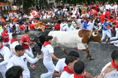 Fotos del sexto encierro de San Fermín con toros de Escolar. |