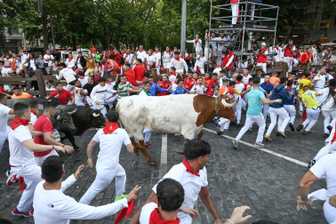 Fotos del sexto encierro de San Fermín con toros de Escolar. |