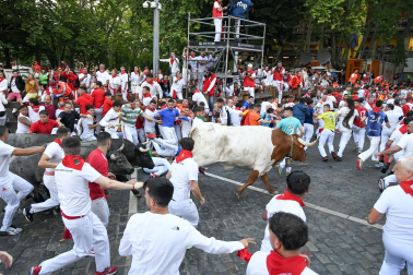 Fotos del sexto encierro de San Fermín con toros de Escolar. |