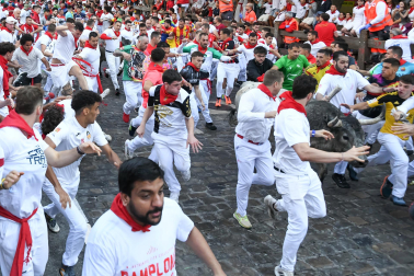 Fotos del sexto encierro de San Fermín con toros de Escolar. |