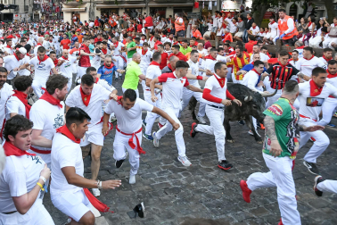 Fotos del sexto encierro de San Fermín con toros de Escolar. |